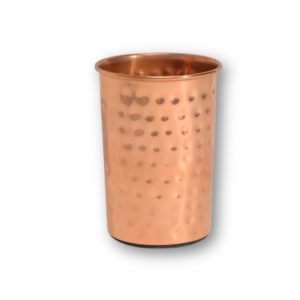 verre en cuivre martelé pour purifier l'eau que vous buvez